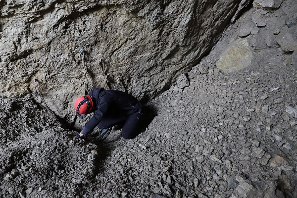 Ahkarhöhle. Wo hier B. Lentner im Schutt kniet sollte eigentlich ein Schacht sein. Foto E. Herrmann